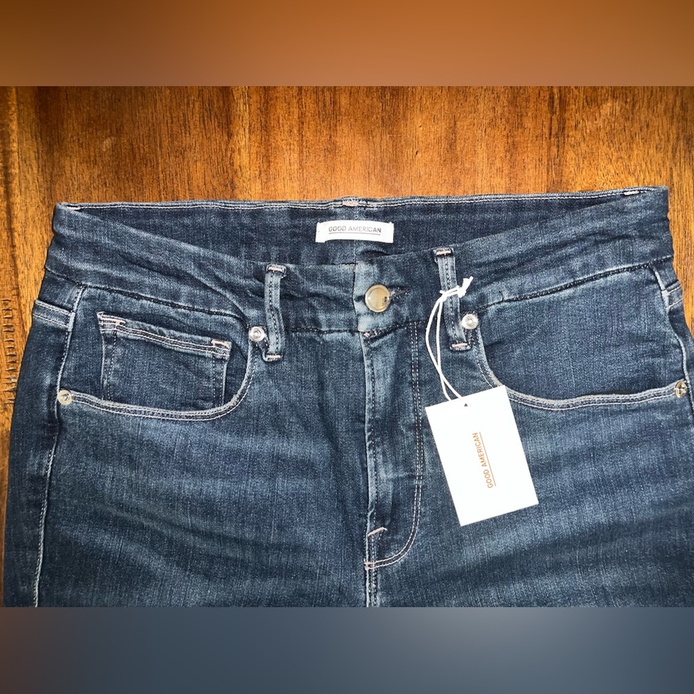 Good American - Good Legs Cropped Jeans - Picture 4 of 14